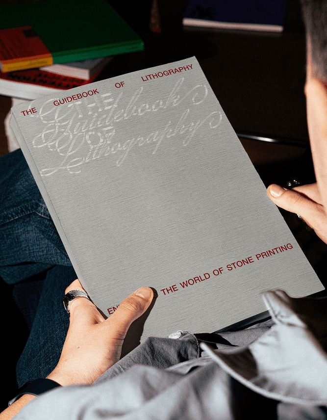 A person holding the Lithobook guidebook.